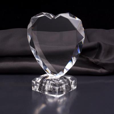 China Romantic Shiny Crystal Wedding Gift Heart Wedding Favors For Guests for sale