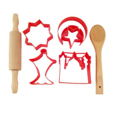 China Sustainable High Quality Plastic 4 Piece Cookie Cutters With Wooden Pin And Spoon for sale