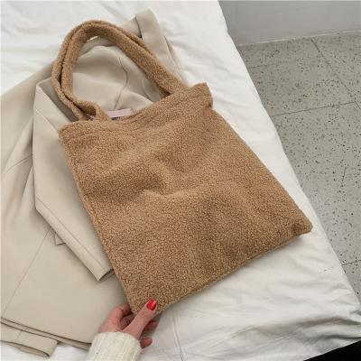 China 100% Eco-friendly Hands 2022 Fashionable Women Lamb Wool Handbag New Plush Bag Tote Bag for sale