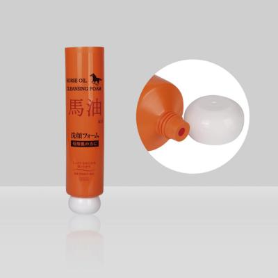 China Tubo cosmético plástico de encargo de la polimerización en cadena PE que empaqueta el tubo poner crema facial de D40mm 70-180ml con la cubierta esférica en venta