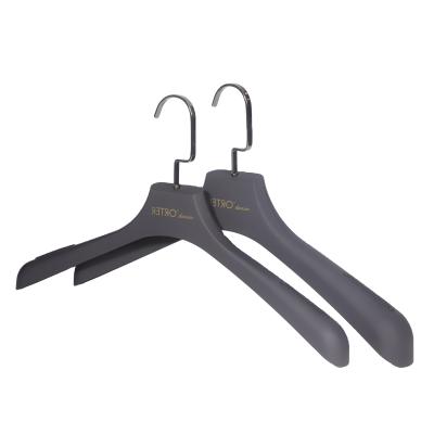 China SHOW Mens Suits And Coat Hangers Black Rubber Coated With Logo for sale