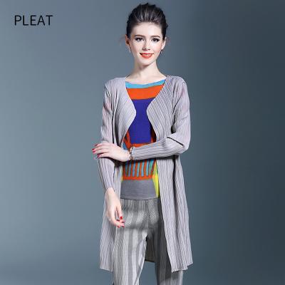 China Anti-pilling 100% polyester pleated solid color cape anorak with European and American style ladies jackets for sale