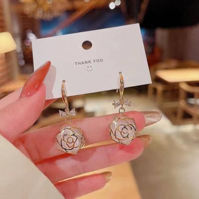 China Simplicity 2021 creative new style fashion custom flower earrings with diamonds for sale