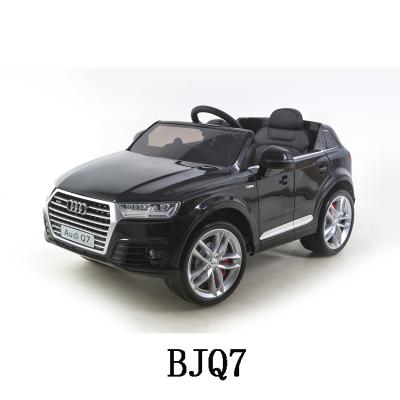 China Electric Pedal Controlled, Four-Way Remote Control Licensed Ride On Car Battery Audi Q7 Electric Toy Car For Kids Ride On 12 Volt for sale