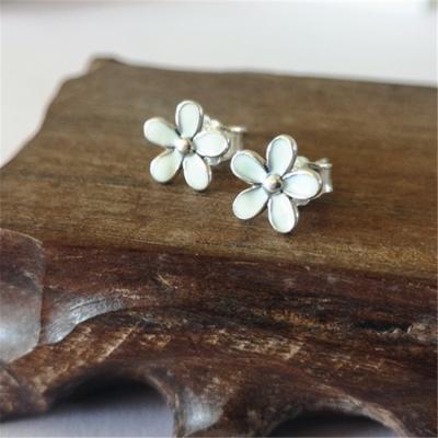 China BaiHuiYuan's Other Factory Wholesale 925 Sterling Silver Daisy White Enamel And Silver Stud Earrings for sale