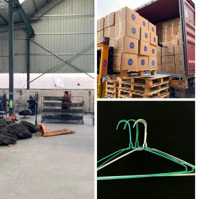 China Suspensiones de ropa finas modernas disponibles, suspensiones revestidas del alambre de la fábrica del lavadero en venta