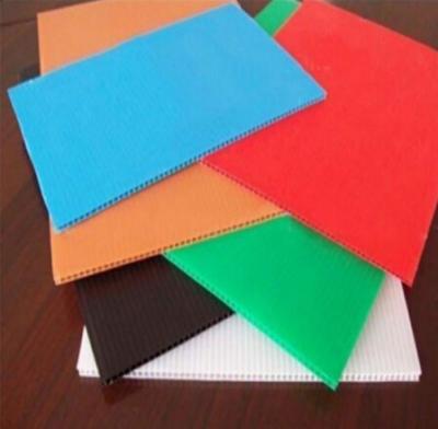 Chine Feuilles en plastique ondulées de protection de plancher de Correx de feuille de mur jumeau rigide coloré de pp à vendre