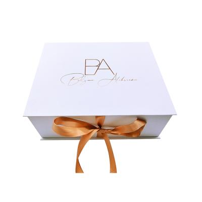 China Recyclable Custom Magnetic Cardboard Gift Packaging Paper Boxes With Silk Satin Insert for sale