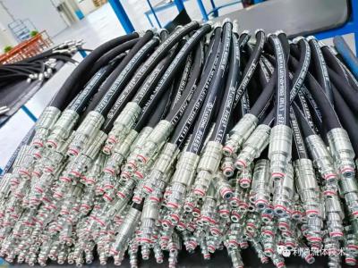 China SAE100R2AT Synthetic Rubber Crimp Hydraulic Hose with Wire Braid and End Fittings for sale