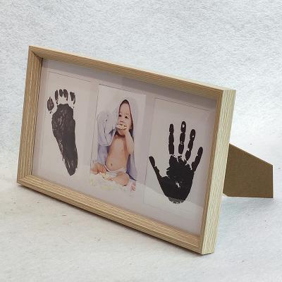 China New classical/postmodern hot sale baby hand rectangular wooden picture frame from Mengkai and foor printing for sale