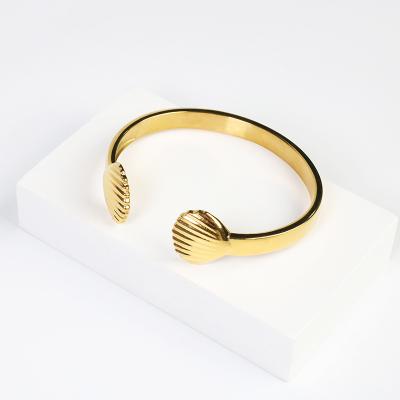 China TRENDY Custom Engraved Women Slap Bracelets & Bangles 18K Gold Pvd Plated Shell Shaped Open Bangle Jewelry for sale