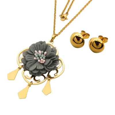 China Wholesale Elegant Charming Hawaiian Jewelry Set Artificialnecklace And Earrings Plated 18K for sale