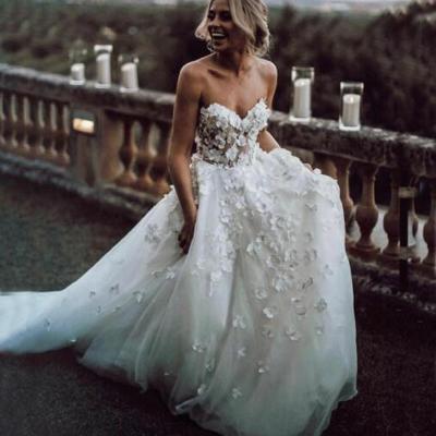 China Sleeveless Illusion Upper Tulle Sweetheart Lace Appliques Anti-Static Edge Country Style 3d Flower Wedding Dress for sale