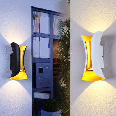 China Modern Nordic Outdoor Wall Mount LED Lamp Aluminum Wall Mount Garden Walkway Tempered Glass Design Aluminum Wall Light for sale