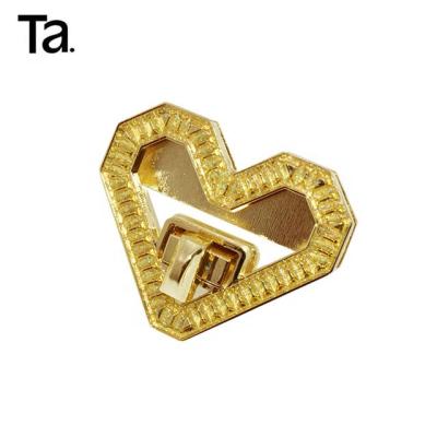 Cina TANAI 2017 Eco-friendly Metal Light Gold Color Heart Shape Handbag High End Twist Locks For Leather Bags in vendita