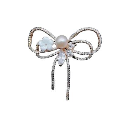 China Trendy Brass Luxury Pearl Rhinestone Bowknot Rhinestone Collar Pin Brooch Jewelry Freshwater Zircon Brooch Pin for sale