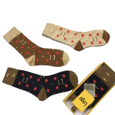 China Sporty 100% Men Women Cotton Hip Hop Socks Luxury Branded Cute Heart Print Teenage Socks With Gift Box Package Boys Girls Sock for sale