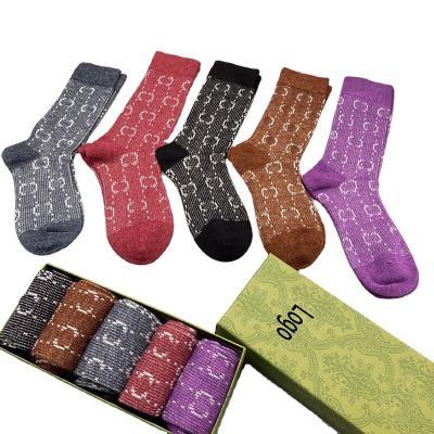 China Fashion Sporty Box Socks Men Women Hip Hop Letter PrintingLadies Colorful Luxury Girls Hip Hop Winter Socks 5 Pairs Unisex Socks for sale