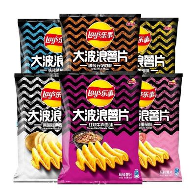 China Multi-Flavored Natural Rolls Potato Chips Wave Shaped Wavy Cut Lays French Fries 135g Potato Chips Rolls Wavy for sale