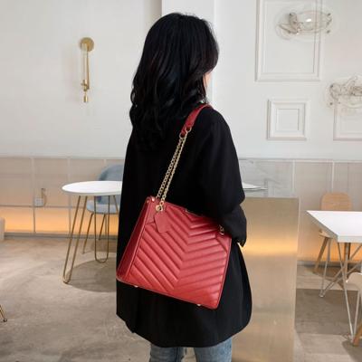 China Fashion Trending Purse Large Capacity Rhombus Lattice Handbag Popular Messenger Bag With Chain for sale