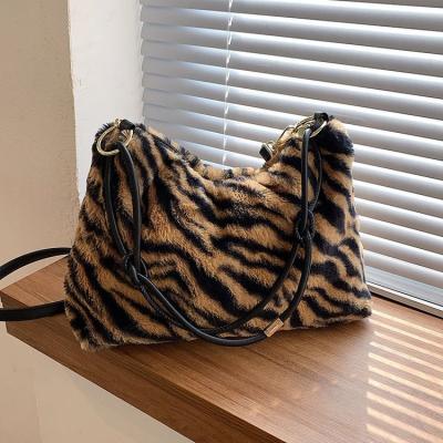 China Factory wholesale cheap plush shoulder bag leopard single women motion sensing pinch handbags custom made for sale