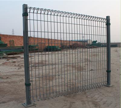 Chine Maille de recourbement roulée de l'acier à faible teneur en carbone 50X200mm de barrière de cour en métal pour l'école à vendre