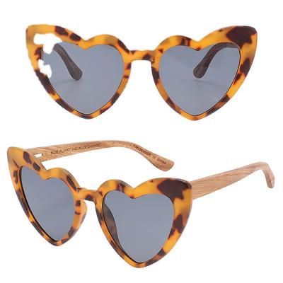 China 2022 New Arrival Vintage Heart Shape Wooden Recycled PC Custom Polarized UV Protection Sunglasses For Women Ladies for sale