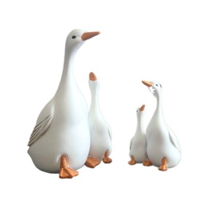 China Artistic garden ornaments cute mother and baby white ducks and warm guest table decoration for sale