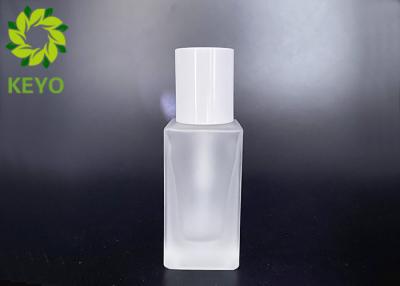 China 30ml bereifte quadratische Glasgrundlagen-Flasche mit weißer Pumpe und Kappe zu verkaufen