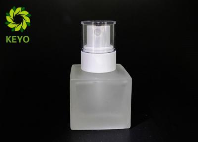 中国 30ml 1ozの白いプラスチック スプレーヤーが付いている全体の正方形の曇らされたガラス ビン 販売のため