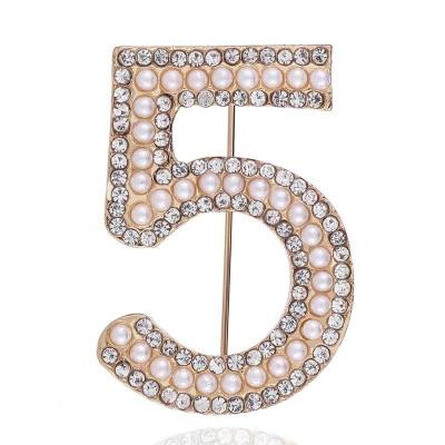 China 2020 New ALLOY Number Five Brooch Fashion Pin Badge With Pearls And Crystal for sale