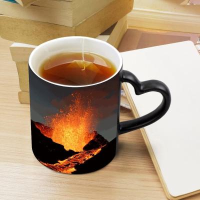 China Ceramic Heat Sensitive Coffee Cups Discoloration Cup with Heart Shaped Handle Gifts heat changing mug à venda