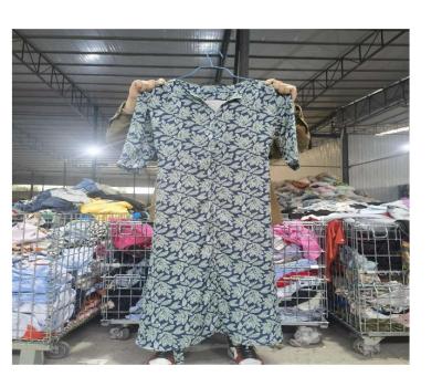 China Bea ukay ukay 100% silk dress wholesale high quality used clothing bulk heap ladies used silk dress Ropa Barata for sale