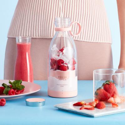 China Portable USB Personal Juicer for Fresh Fruit Smoothies and Shakes 3.94*4.02*9.84inch for sale