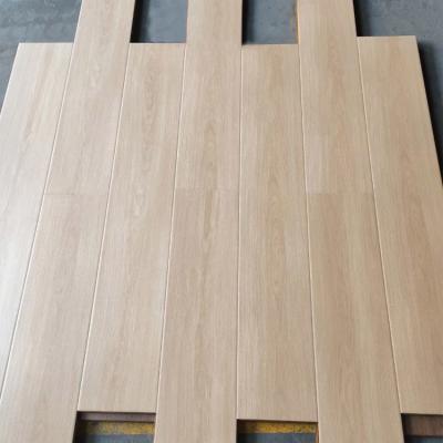 China AC5 AC4 piso flutuante laminado MDF piso de madeira de engenharia impermeável à venda