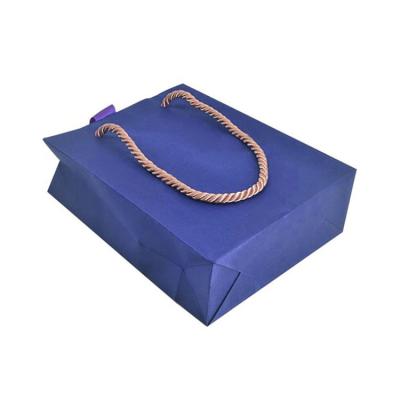 China Handmade Luxurious Paper Gift Bag Can Custom Printing / Clothing Blue Paper Gift Bags With Ribbon for sale