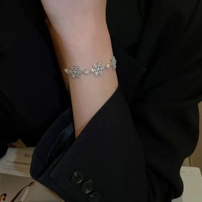 China Fashion sister fashion sister zircon snowflake niche design feel to pull off ultra snap adjustable bracelet for sale