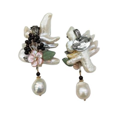 China Popular Natural Pearl Flower Brooch Bohemian Pearl Pins Custom Pink Metal Pin Wholesale Crystal Leaf Brooch Flower Brooches Women Brooches Ornament Bulk for sale