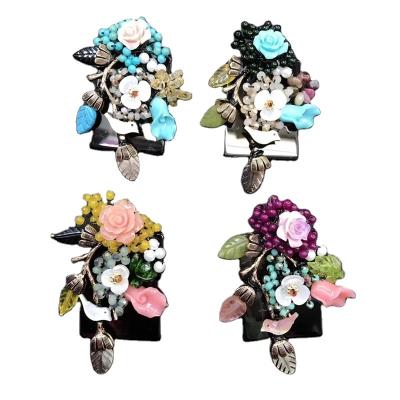 China Natural Crystal Brooch Gemstone Brooches Hot Sale Jewelry Beautiful Healing Flower Fancy Brooch Crystal Pins For Elegant Lady Dresses for sale