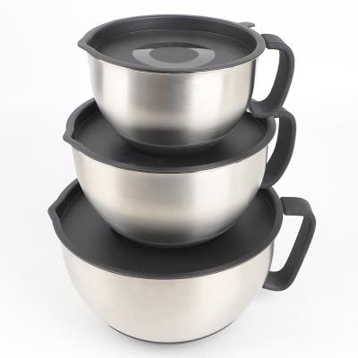 China Sustainable Non-Slip Pour Spout Salad Bowl Stainless Steel Mixing Bowl Set With Airtight Lids And Handle for sale