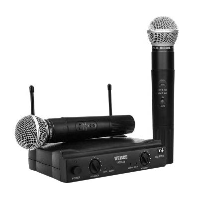 China Long Range VHF Wireless Interview Microphone Professional Cheap Price Handheld Dual Channel Wireless Microphone For Meeting for sale