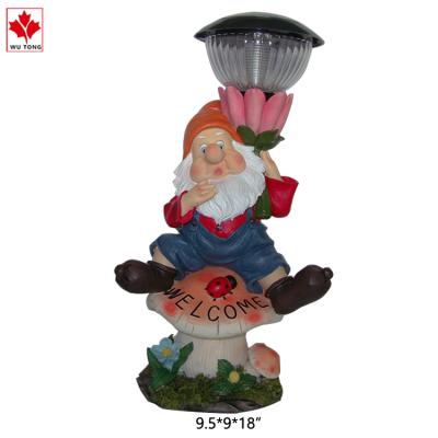 China Cute Desk Ornament Open Resin Gnome With Mushroom Figurine Garden Decor for sale