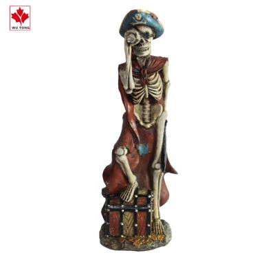 China Artificial Model Resin Skull Pirate Man Statue For Halloween Skull Decoration for sale