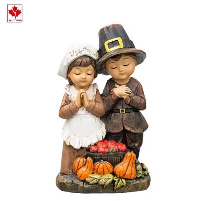 China Europe's Little Pilgrim Couple Dark Wooden Scroll 7 x 4 Resin Thanksgiving Prayer Figurine for sale