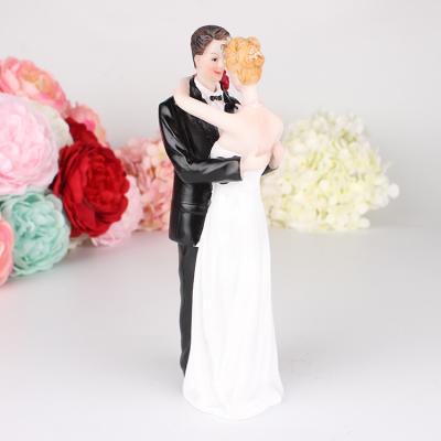 China Global Custom Newlywed Decorations Resin Home Lover Opens Bride&Groom Couple Figurine Statue For Wedding Decor for sale