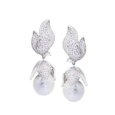 China Best Selling Trendy Fashion Ladies Jewelry Banquet Zircon Stud Lightweight Luxury Earrings for sale