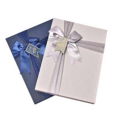 China Recyclable custom rigid cardboard paper valentines gift box with lid and ribbon for sale