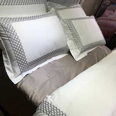 China 2018 Disposable High Quality Cheap Price White Egyptian Cotton Style Hotel Bedding Set for sale