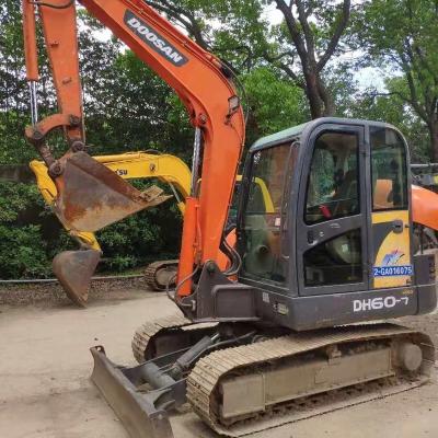 China Orange Doosan Bagger 3 Tonnen 6000 KG 67 Leistung Niedrige Arbeitszeiten zu verkaufen