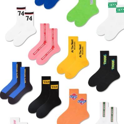 China Fashionable Anti-Fault Letter Hip Hop Streetwear Youth Couples Skate Socks for sale